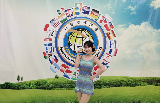 李多慧申获就业金卡。（图移民署提供／简铭柱翻摄）