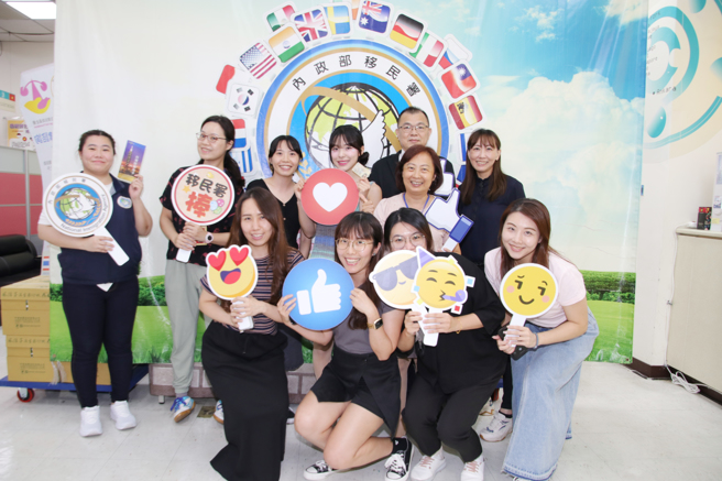 李多慧与粉丝及移民署同仁合影。（图移民署提供／简铭柱翻摄）