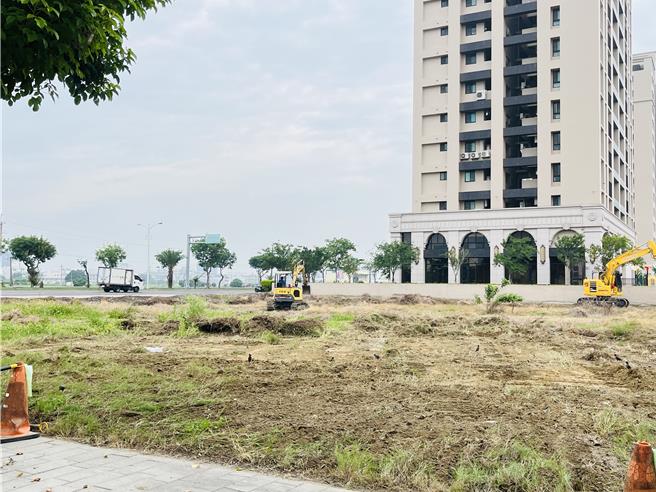 南科特定区莲潭里发生民眾喷洒除草剂遭罚案例。（民眾提供／宝智华台南传真）