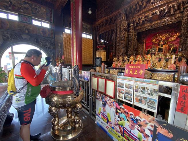 彰化县埔盐乡顺泽宫发送「台湾No.1」麟洋配纪念版宫帽，因太受欢迎，在许多民眾不断敲碗要求下，庙方加码在今、明两天及下周六、日等4天发放。（孙英哲摄）