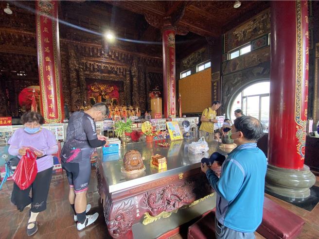 彰化县埔盐乡顺泽宫发送「台湾No.1」麟洋配纪念版宫帽，因太受欢迎，在许多民眾不断敲碗要求下，庙方加码在今、明两天及下周六、日等4天发放。（孙英哲摄）