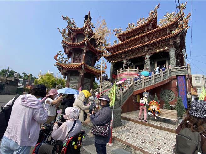 彰化县埔盐乡顺泽宫发送「台湾No.1」麟洋配纪念版宫帽，因太受欢迎，在许多民眾不断敲碗要求下，庙方加码在今、明两天及下周六、日等4天发放。（孙英哲摄）