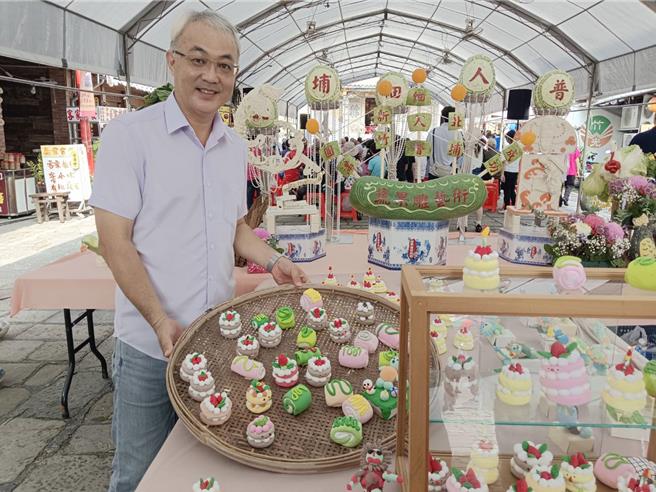 北埔细人普仪式同时办理捏麵人活动，捏出可爱逗趣的小蛋糕，成为普渡供品之一。（邱立雅摄）