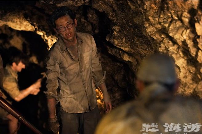 施名帥在劇中從領事人員淪為戰俘，必須和其他俘虜一起開挖隧道。（Hami Video提供）