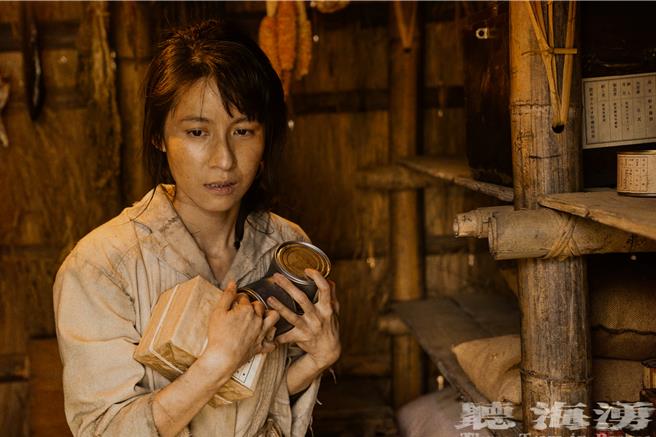 連俞涵在劇中企圖偷糧食給孩子，卻慘被日軍發現，不知如何是好。（公視提供）