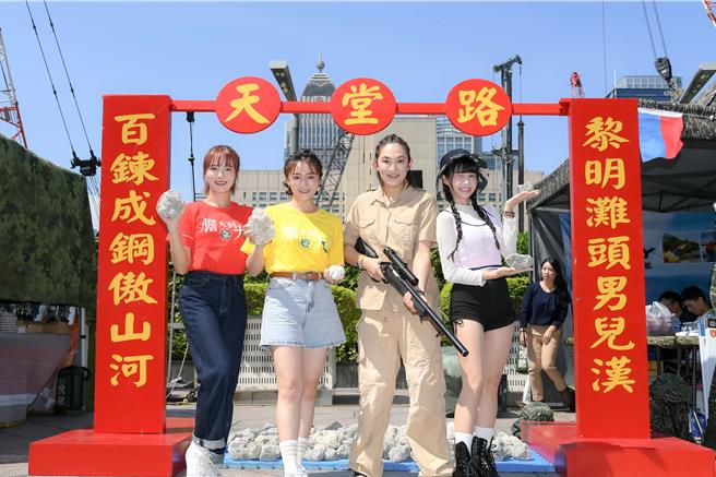 宜芳（左起）、张文绮、钱薇娟、筠熹。（三立提供）