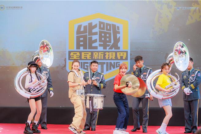 筠熹（左起）、钱薇娟、宜芳、张文绮背着乐器跳三振舞。（三立提供）