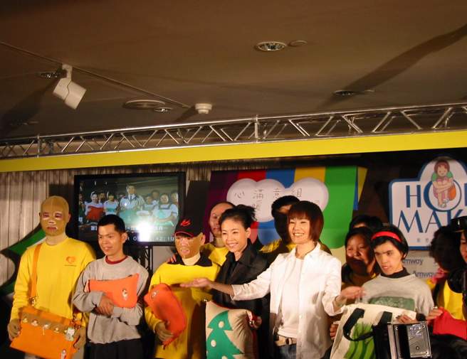 江蕙2003年和妹妹江淑娜站台，协助弱势族群进军零售服务业。（图／中时资料照）