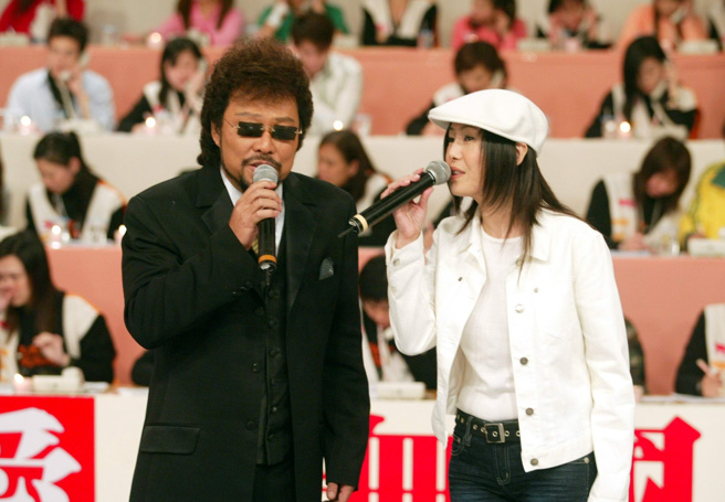 2005年江蕙和张菲在「爱心无国界送爱到南亚」赈灾募款晚会合唱。（图／中时资料照）