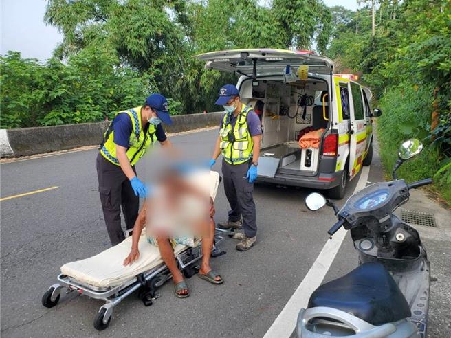 玉井警分局在嘉義縣中埔鄉發現胡男坐在路旁，身上多處挫傷，通知救護車將胡男送醫。（民眾提供／寶智華台南傳真）