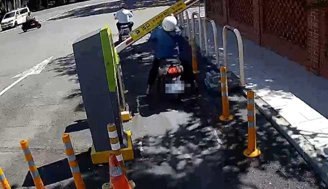 一名妇人骑车离开医院时，疑似跟车太近，导致她遭到栅栏击落又送回急诊室。（图／翻摄自车辆交通事故研究所）