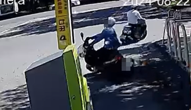 一名妇人骑车离开医院时，疑似跟车太近，导致她遭到栅栏击落又送回急诊室。（图／翻摄自车辆交通事故研究所）