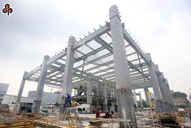 图为京华城改建工地、兴建中的「京华广场」。(本报资料照片)