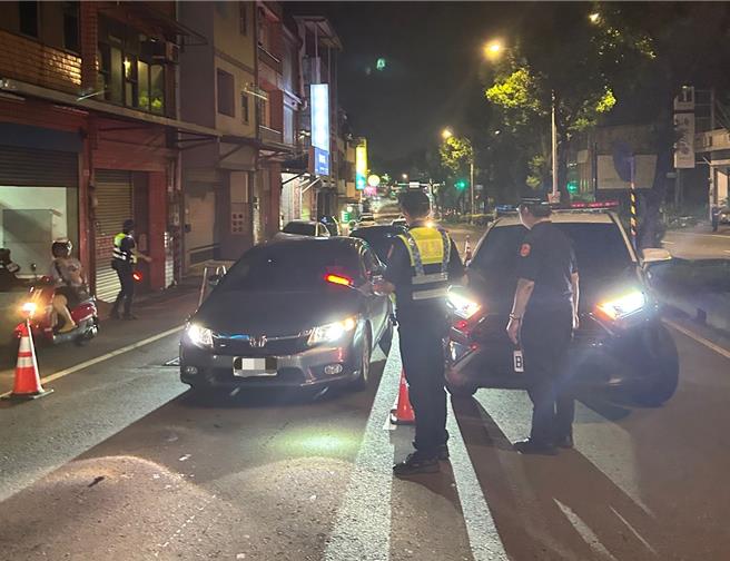 桃园市龙潭警分局加强夜间执行静桃专案，取缔改装噪音车及酒后驾车勤务，与桃园市政府环保局在龙潭市区设立临时噪音检验站，实施联合稽查，1晚拦检9辆噪音车祭出罚单，共裁罚27000元。（龙潭分局提供／廖姮玥桃园传真）