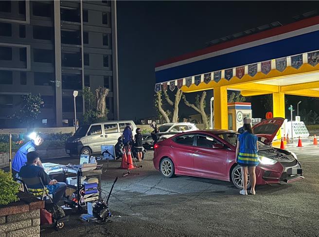 桃园市龙潭警分局加强夜间执行静桃专案，取缔改装噪音车及酒后驾车勤务，与桃园市政府环保局在龙潭市区设立临时噪音检验站，实施联合稽查，1晚拦检9辆噪音车祭出罚单，共裁罚27000元。（龙潭分局提供／廖姮玥桃园传真）