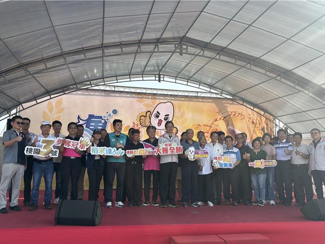 桃園新屋區是桃園市最大的稻米生產基地，也是北台灣重要的糧倉，1期作栽培面積約3994公頃，冠居全桃園市。8月31日舉辦桃園市稻米達人頒獎典禮，將有20組優秀稻米達人，代表桃園出征全國稻米競賽，桃園市長張善政盼，抱回更多獎為桃園爭光。（廖姮玥攝）