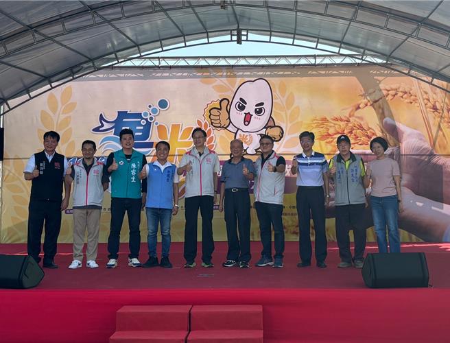 桃園新屋區是桃園市最大的稻米生產基地，也是北台灣重要的糧倉，1期作栽培面積約3994公頃，冠居全桃園市。8月31日舉辦桃園市稻米達人頒獎典禮，將有20組優秀稻米達人，代表桃園出征全國稻米競賽，桃園市長張善政盼，抱回更多獎為桃園爭光。（廖姮玥攝）