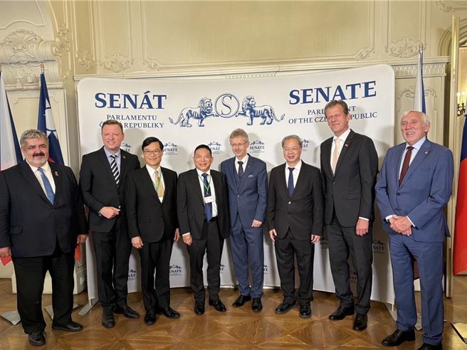 行政院秘书长龚明鑫与国发会主委刘镜清、国科会主委吴诚文及经济部次长陈正祺率团到捷克访问，出席捷方欢迎酒会。（国发会提供／王莫昀台北传真）