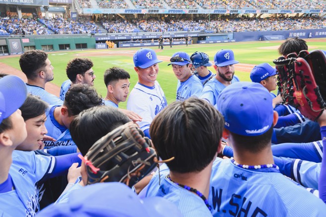 富邦悍將二軍打擊教練高國輝（白衣者）31日來新莊棒球場開球。（富邦悍將提供）