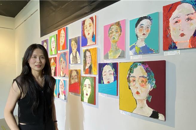 中市树瓦艺术31日起推出黄韵如《如果我是一个＿人》个展，展品只有编号、没有完整命名，留白交给观赏者自我探索阐述；展品中更30多幅系列肖像画格外引人瞩目。「不需要定义自己！」黄韵如强调，人有很多面向连自己都不知道，她透过创作解放潜意识的自我。（陈淑芬摄）
