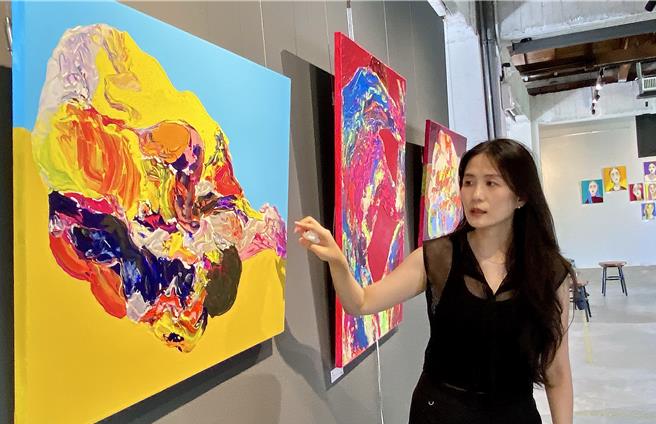 中市树瓦艺术31日起推出黄韵如《如果我是一个＿人》个展，展品只有编号、没有完整命名，留白交给观赏者自我探索阐述；展品中更30多幅系列肖像画格外引人瞩目。「不需要定义自己！」黄韵如强调，人有很多面向连自己都不知道，她透过创作解放潜意识的自我。（陈淑芬摄）