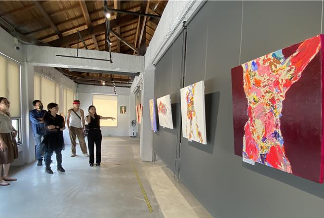 中市树瓦艺术31日起推出黄韵如《如果我是一个＿人》个展，展品只有编号、没有完整命名，留白交给观赏者自我探索阐述；展品中更30多幅系列肖像画格外引人瞩目。「不需要定义自己！」黄韵如强调，人有很多面向连自己都不知道，她透过创作解放潜意识的自我。（陈淑芬摄）