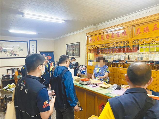 台中市某中药房林姓妇人与蔡姓儿子涉非法贩售来源不明的「犀牛角粉」，并以1两50万元高价卖给癌末何姓老翁，何翁病逝后家属持剩余犀牛角粉向卫生局举发，鑑定为第一级保育类野生动物「印度犀牛」，中药房母子遭送办。（警方提供／潘虹恩台中传真）