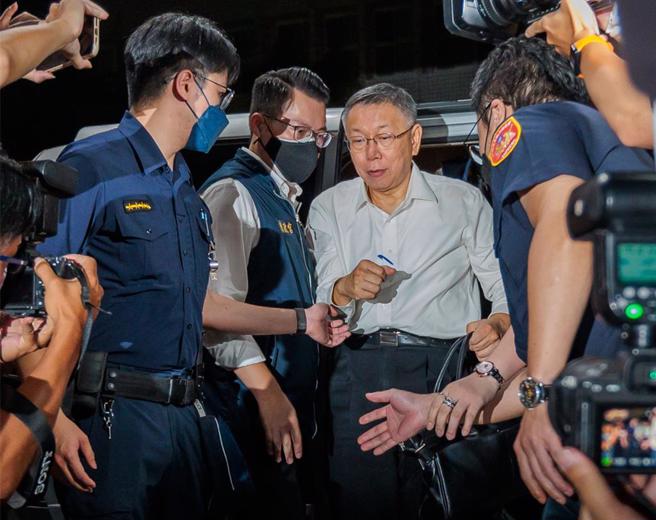 民眾黨主席柯文哲31日凌晨移送北檢複訊，主張拒絕夜間偵訊，被檢察官當庭逮捕。（郭吉銓攝）