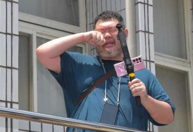 网红四叉猫于今日至北检直播时，遭到其他民眾抢夺直播器材。（图／翻摄自四叉猫。刘宇（滚动)脸书粉专）