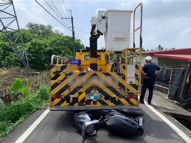 台电林姓男员工于31日在旗山区高92线旁产业道路倒车时没有注意后方的机车骑士与乘客，导致车祸酿2死事故。（翻摄照片／林瑞益高雄传真）