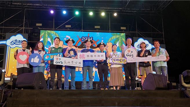 桃园市龟山区公所主办2024 High龟山啤酒摇滚音乐节《海盗传奇》今天晚间在桃园酒厂举办，结合「航海冒险」及「海盗故事」。现场涌入大批民眾，副市长王明鉅大讚活动，欢迎民眾同乐。（赖佑维摄）