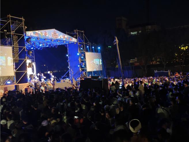 桃园市龟山区公所主办2024 High龟山啤酒摇滚音乐节《海盗传奇》今天晚间在桃园酒厂举办，结合「航海冒险」及「海盗故事」。现场涌入大批民眾。（赖佑维摄）