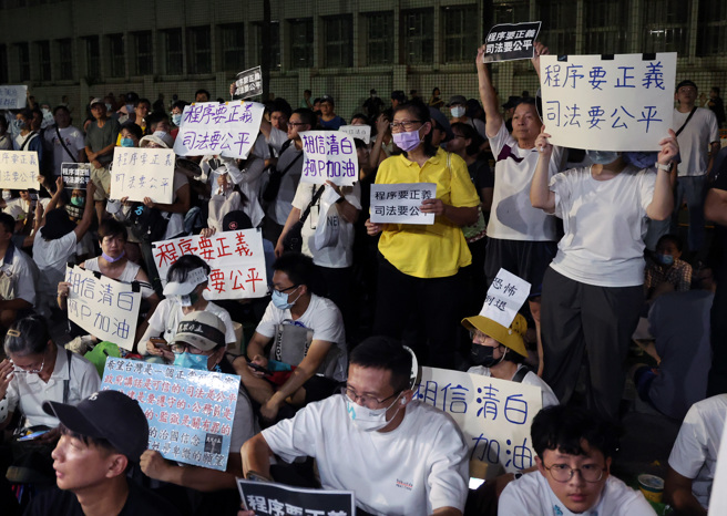 民眾党主席柯文哲遭声押禁见，支持者31日入夜后仍在台北地检署外聚集抗议，要求放人。（姚志平摄）