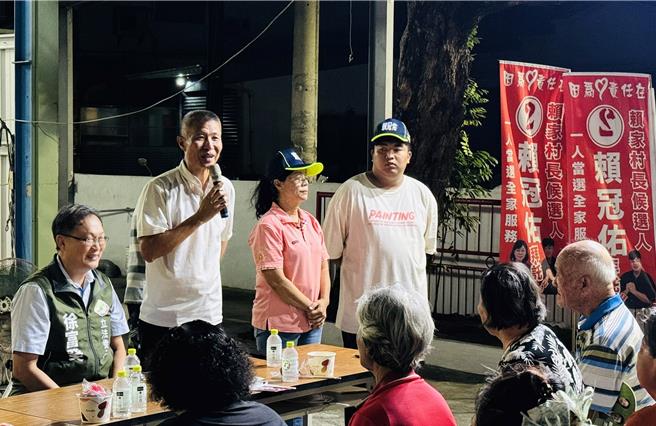 屏東縣佳冬鄉賴家村長補選結果31日出爐，由年僅23歲的賴冠佑（右一）勝出，選前立委徐富癸（左一）還特別站台拉票。（民眾提供／謝佳潾屏東傳真）