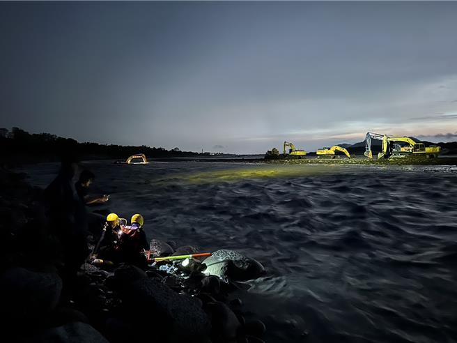 高屏暴雨致6名怪手司机受困沙洲，警消紧急出动救援。（翻摄画面／谢佳潾屏东传真）
