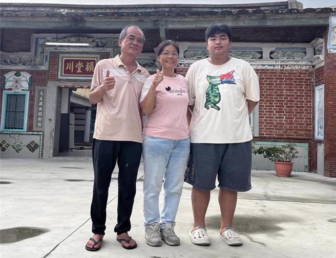 屏東縣佳冬鄉賴家村長補選結果31日出爐，由年僅23歲的賴冠佑（右一）勝出，不僅成為最年輕的村長，也成功接下母親、也就是前村長王薏蘋的棒子。（民眾提供／謝佳潾屏東傳真）