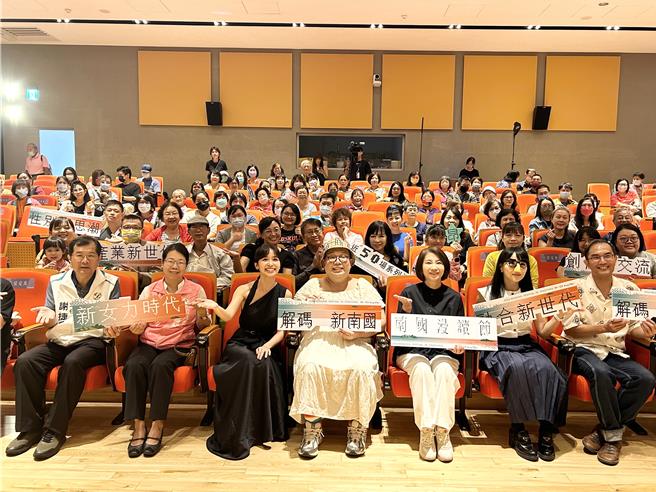 2024南国漫读节昨日在屏东总图登场，KOL娘娘（右五）、作家宅女小红（右三）以「解码新南国」为题，从女力、性别等多元面向与屏东县长周春米（右四）对谈。（谢佳潾摄）