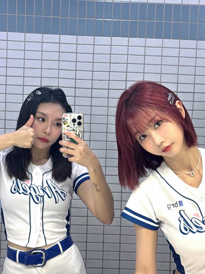 Kesha（左）笑说，还要好友安娜帮忙送手机到厕所给她。（图／IG@Kesha）