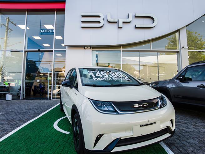 大陸新能源車企比亞迪最新宣布將收購歐洲經銷商，有助加速銷售出海的速度並掌握更多自主權。（示意圖：shutterstock／達志）