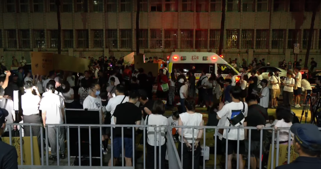 晚間驚傳有一名支持者疑因高溫與情緒激動，突然身體不適當場昏倒。（翻攝直播畫面）