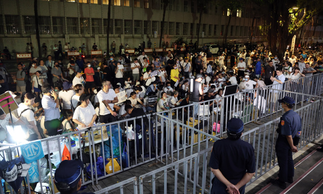 民眾黨主席柯文哲拒絕夜間偵訊遭當場逮捕，支持者31日入夜後仍在台北地檢署外聚集抗議，要求放人。（姚志平攝）
