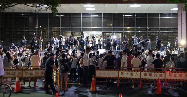 民眾党主席柯文哲拒绝夜间侦讯遭当场逮捕，支持者31日入夜后仍在台北地检署外聚集抗议，要求放人。（姚志平摄）