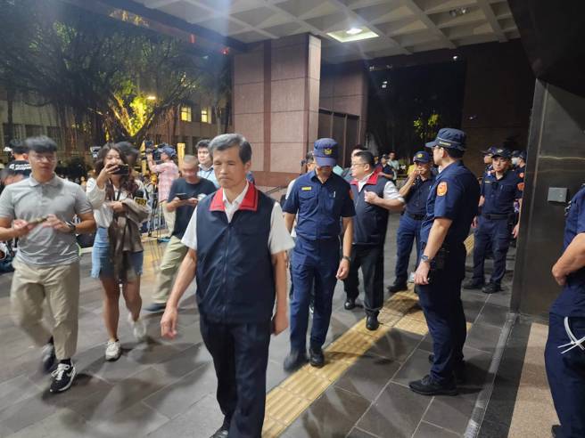 为防止局势升级，北市警局局长李西河亲自到场指挥，出动100名警力确保机关安全。（图警方提供／简铭柱翻摄）
