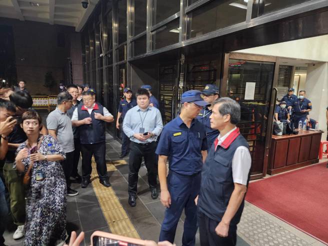 为防止局势升级，北市警局局长李西河亲自到场指挥，出动100名警力确保机关安全。（图警方提供／简铭柱翻摄）