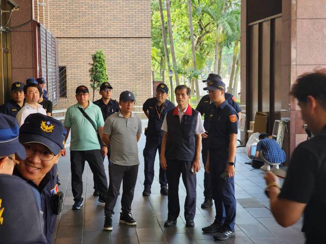 为防止局势升级，北市警局局长李西河亲自到场指挥，出动100名警力确保机关安全。（图警方提供／简铭柱翻摄）