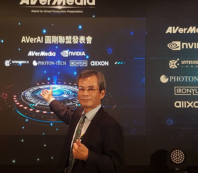 圓剛、圓展董事長郭重松表示，未來產品將持續朝高附加價值方向走。圖／鄭淑芳