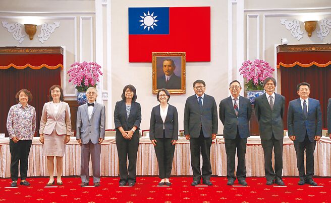 总统府30日公布7名大法官被提名人名单。左起为大法官被提名人刘静怡、王碧芳、何赖杰、张文贞（提名司法院长）、副总统萧美琴、总统府秘书长潘孟安、姚立明（提名副院长）、陈运财、廖福特。（赵双杰摄）