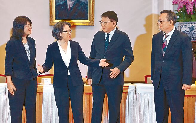 副总统萧美琴（左二）30日介绍司法院正、副院长提名人台大特聘教授张文贞（左）、国会观察文教基金会董事长姚立明（右）。（赵双杰摄）