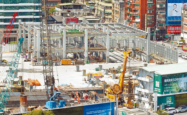 台北地檢署偵辦京華城弊案，圖為京華城改建工地、興建中的「京華廣場」。（范揚光攝）
