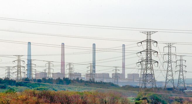 燒煤炭發電是最落伍的能源政策，而廢核電卻放任綠電貪汙，並容許有毒的空氣殘害人民，則是最無良的政客。圖為台中火力發電廠。（本報資料照片）